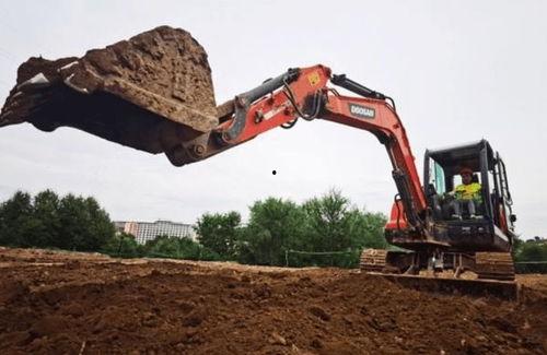 网红挖掘机吃瓜少女